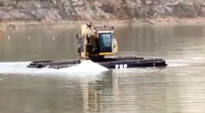 Amphibious Excavator Produksi PT Sriwijaya Teknik Utama