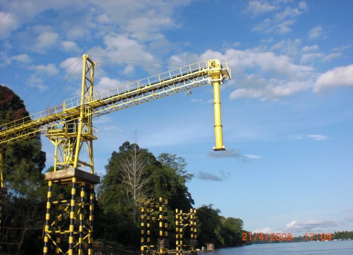 Barge loading conveyor with telescopic chute